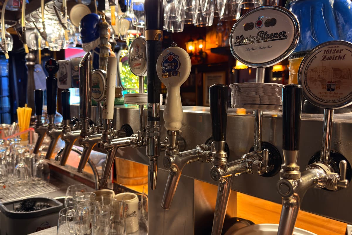 Die Zapfanlage — neun Biere vom Fass